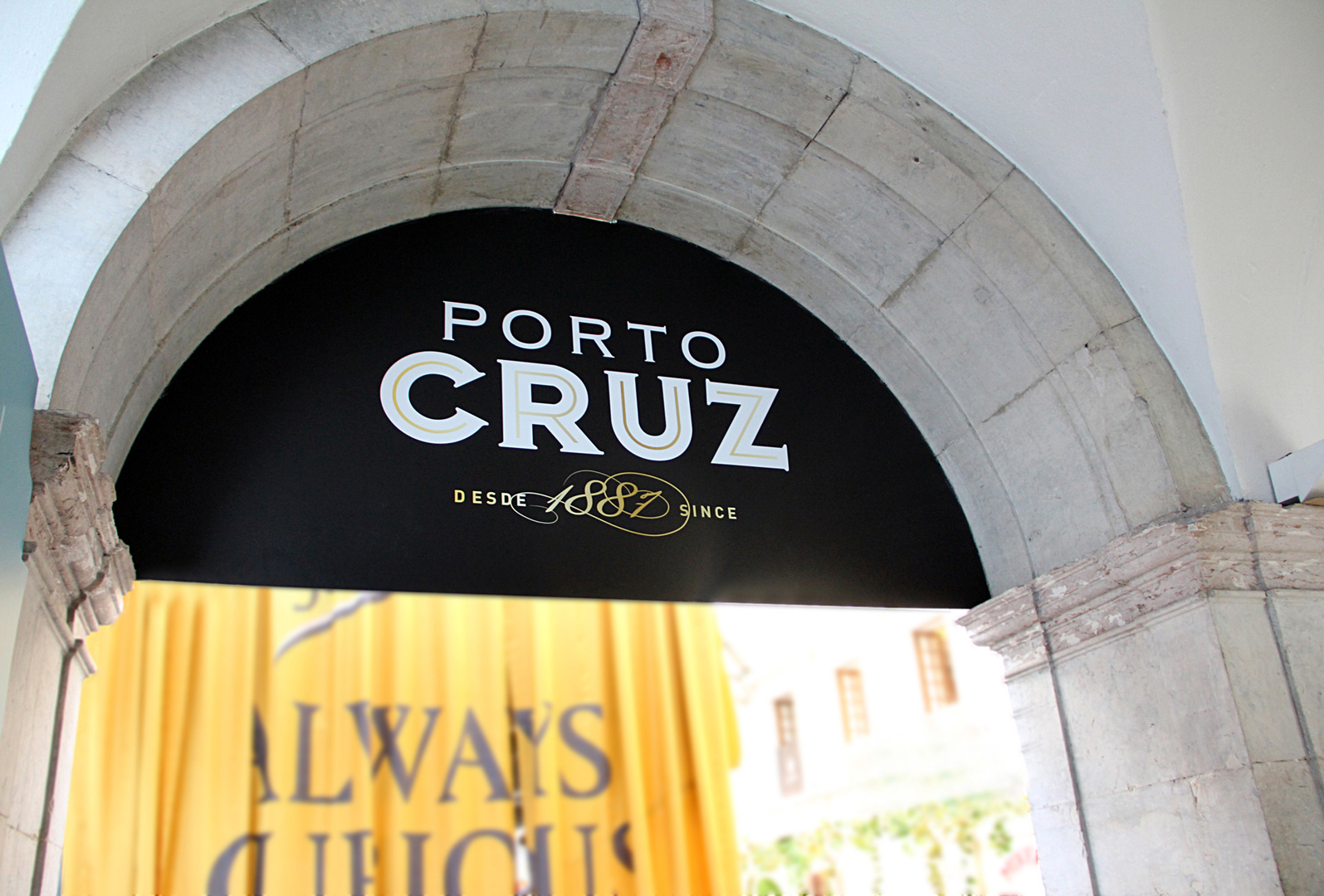P1_Porto_Cruz_Lisbon_Bar_Show_Omdesign_05.jpg