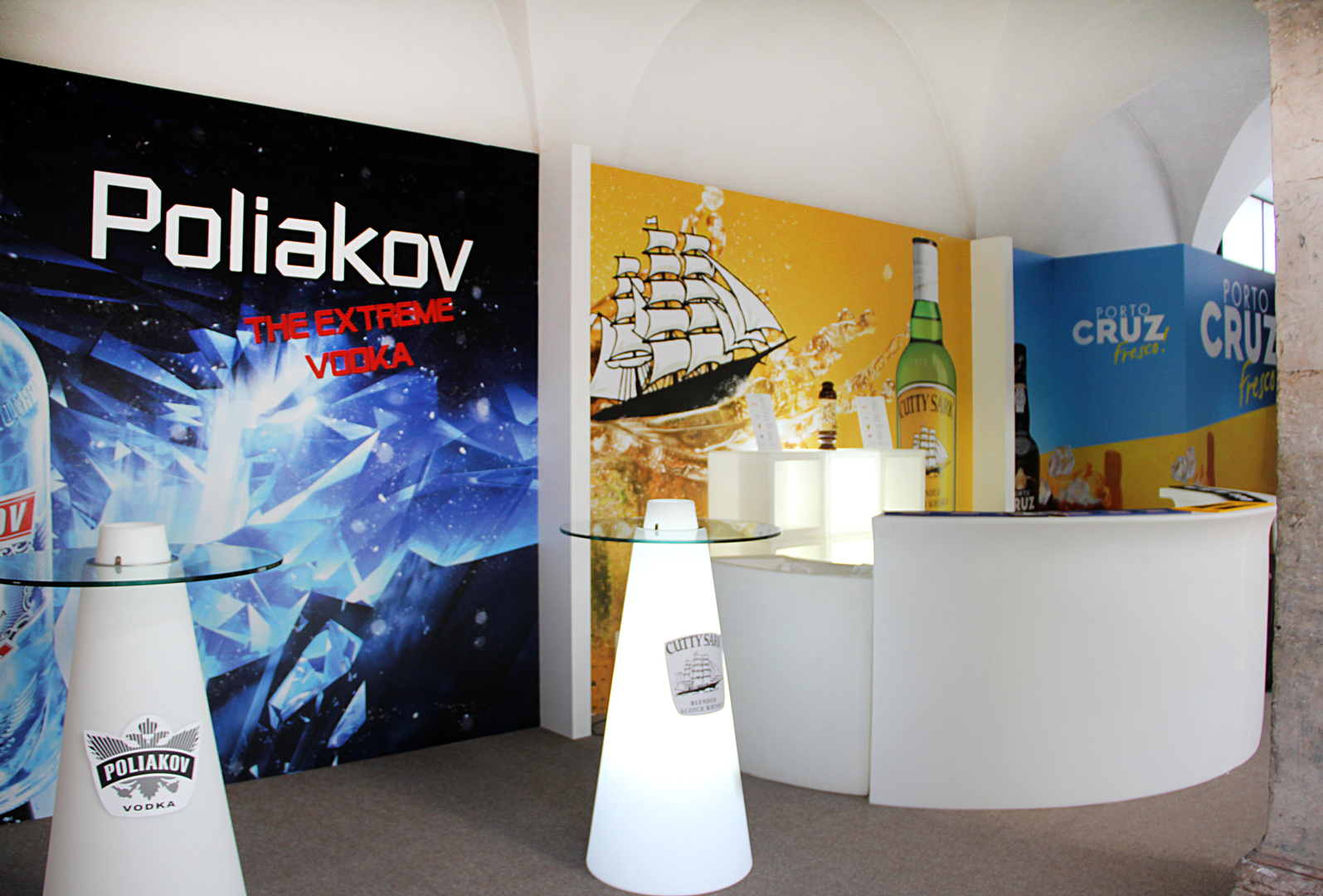 P1_Porto_Cruz_Lisbon_Bar_Show_Omdesign_02.jpg