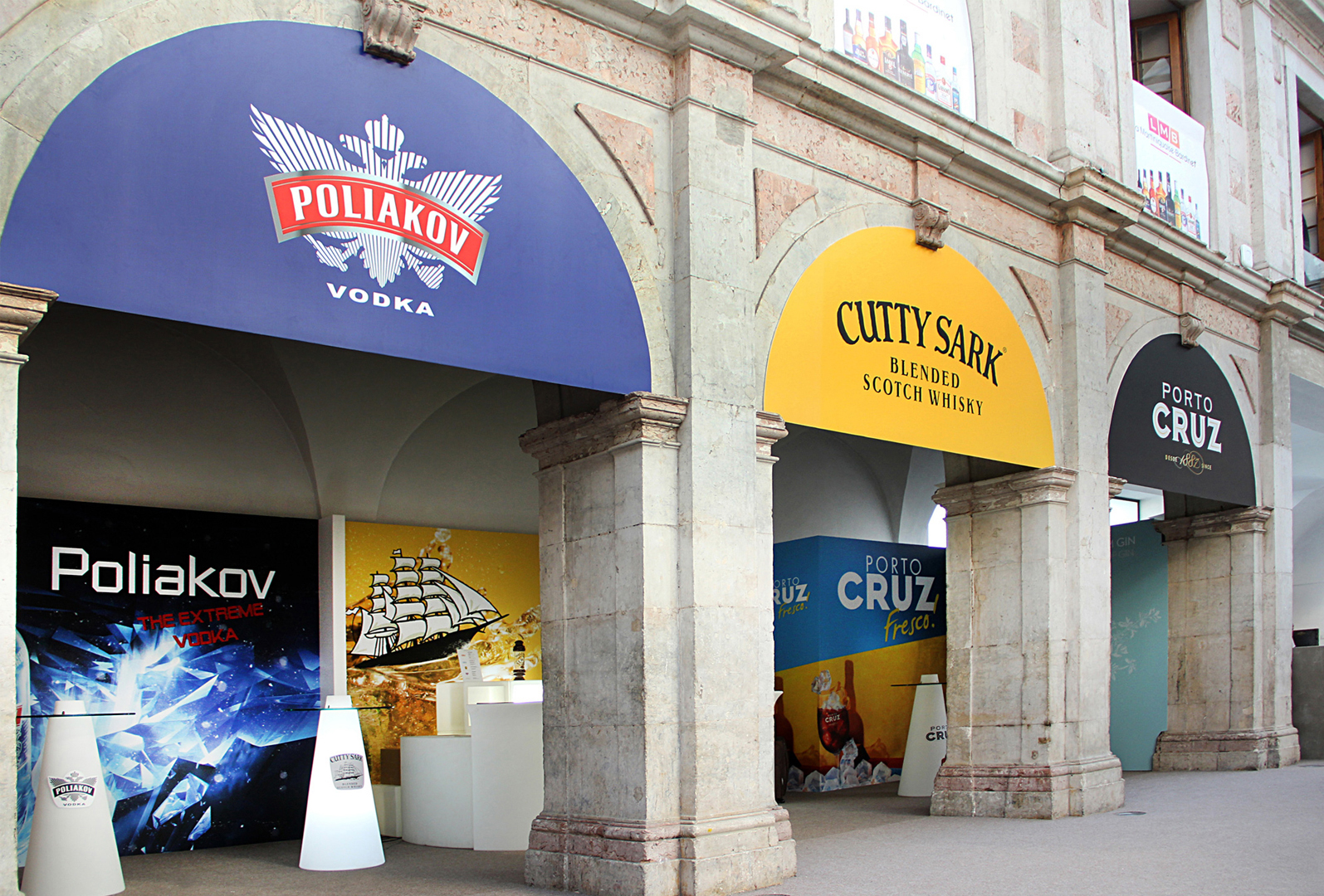 P1_Porto_Cruz_Lisbon_Bar_Show_Omdesign_01.jpg